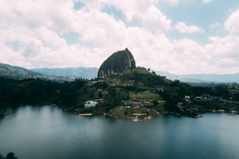 Descubre La Magia De Guatap El Pueblo M S Colorido Y Encantador De